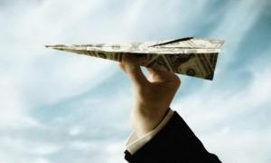 Заробітчани стали менше пересилати в Україну гроші