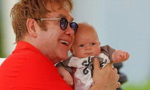 Сурогатна матір народить Елтону Джону другу дитину