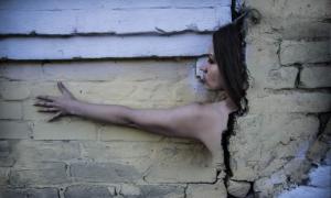 Лада Лузіна захищає старі будинки Києва в образі відьми