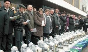 Чиновники  кажуть, що не змушують селян купувати доїльні апарати