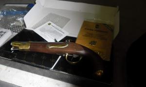 Українець хотів таємно провезти у Польщу сувенірну зброю