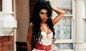 Батько Емі Вайнхаус заборонив показувати виставу про дочку 