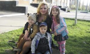 У під’їзді багатоповерхівки проросли квіти і поселились казкові герої