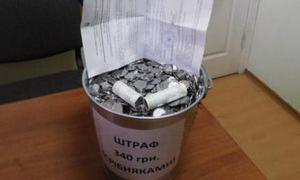 В Івано-Франківську екс-кандидат у нардепи сплатив штраф відром монет