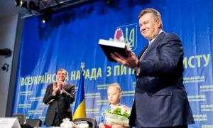 10-річна переможниця «Євробачення» отримала мікрофон від Януковича