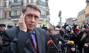 Суд відпустив Мельниченка на весілля