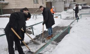 У Києві на прибирання снігу мобілізували студентів і міліцію