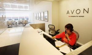 Корпорація Avon скорочує робочі місця і покидає ринки