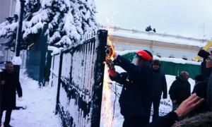 Депутати «Свободи» спиляли паркан Верховної Ради і вибили вхідні двері
