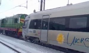 Поїзд Hyundai кілька годин простояв у полі. У вагонах була мінусова температура