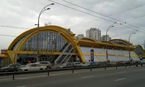У столиці зайнялась пожежа у торговому центрі «Караваєві дачі» 
