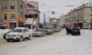 Азаров просить водіїв не виїздити без потреби на дороги