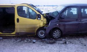 Внаслідок зіткнення двох мікроавтобусів водій загинув, а пасажири травмовані