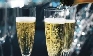 У якісному шампанському піна на поверхні зберігається довго
