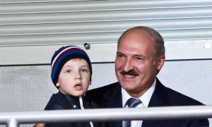 Лукашенко подарував сину на Новий рік гвинтівку