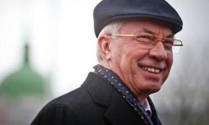 Азаров згадав, як, будучи хлопчиськом, отримував ключкою в око