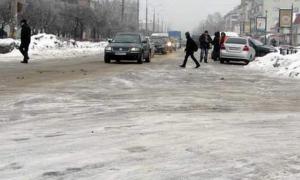 У Житомирі тротуари і дороги перетворились на каток. За день травмувались 120 людей