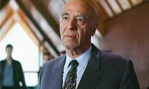 90-річного Володимира Етуша забрали в лікарню з запаленням легенів