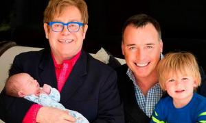 Елтон Джон показав свою сім’ю у повному складі