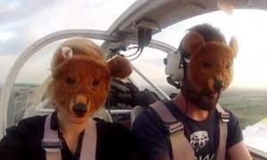 Шведських пілотів нагородили за скидання ведмедиків на Білорусь 