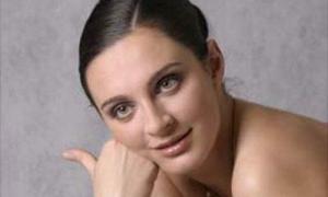 Олена Ваєнга хоче вдочерити дівчинку з дитбудинку