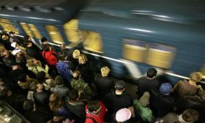 Потяги київського метро їздитимуть повільніше через зношені колії 