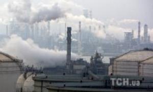 У Пекіні масово закривають заводи через отруйний смог