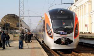 Укрзалізниця відшкодувала пасажирам майже мільйон гривень за затримку Hyundai