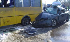 На Дніпропетровщині легковик врізався в автобус, загинуло двоє хлопців