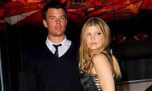 Ферджі показала кругленький животик