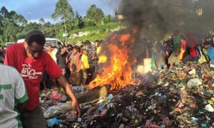У Папуа-Новій Гвінеї жінку спалили заживо за чаклунство 
