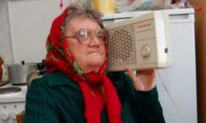 Азаров подбає, щоб державне радіо не вмовкало
