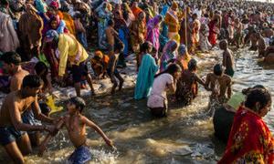 В Індії для релігійного купання з’їхалися десятки мільйонів паломників