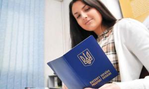 Міграційна служба наживається на видачі закордонних паспортів 