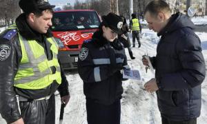 Даішники попередили водіїв про небезпеку розмов по мобільному за кермом