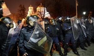 Парламент Болгарії закидали камінням