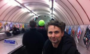 Соліст Muse Меттью Белламі заради премії проїхався у метро