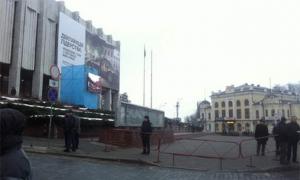 Український дім, де відбудеться прес-конференція Януковича, посилено охороняє міліція