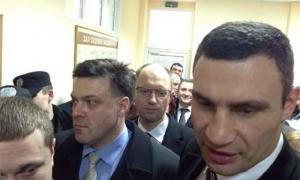Власенка у суді підтримують опозиційні лідери, пресу в зал не пропускають