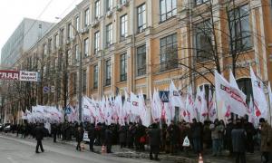Будівлю суду, де розглядають справу Власенка, пікетують прихильники «Батьківщини»