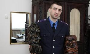 Вінницький міліціонер подарував музею колекцію робіт подільського майстра