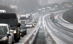 Францію засипає снігом: будинки знеструмлені, рух транспорту заблокований