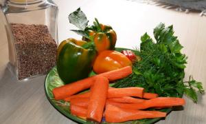 Азаров запевнив, що Україна не матиме проблем з гречкою і овочами