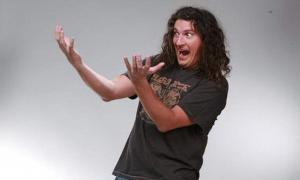 Кузьма Скрябін підпрацьовує тамадою на весіллях