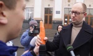 У Вінниці Яценюку намагалися вручити морквину, а в Ужгороді — шубу з кролика