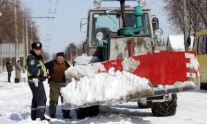 Волинські даішники витягали машини зі снігових пасток і поїли водіїв гарячим чаєм