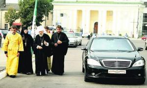 Українські святі отці полюбляють їздити «Мерседесами» і «Лексусами» 