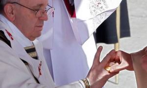 Папі Римському вручили символи влади