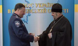 Батюшка з сокирою затримав злодія-рецидивіста у храмі