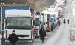 Снігопади спричинили кілометровий затор на трасі Тернопіль-Львів